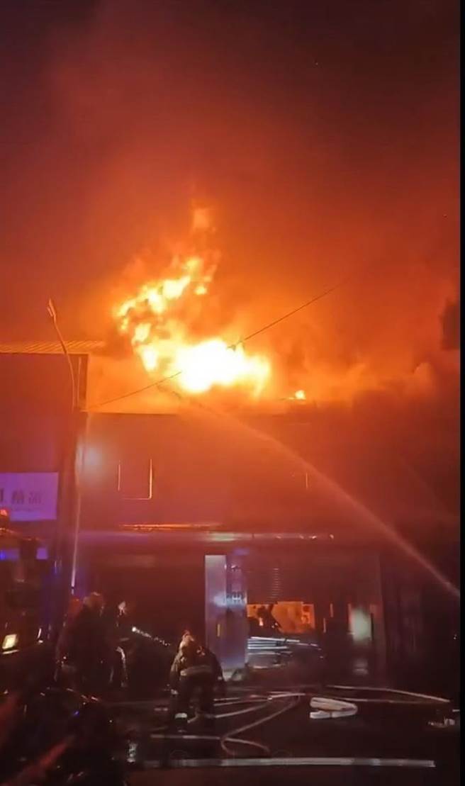 台中火车站附近成功路26日晚间发生火灾，火势猛烈延烧波及12户。（台中市消防提供／陈淑芬台中传真）