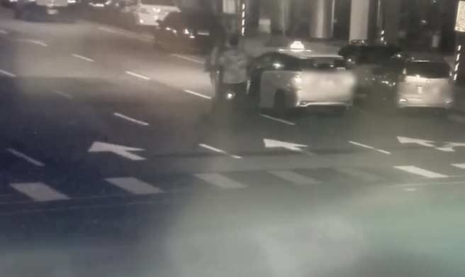 台北市1名朱姓男子44岁，日前因为酒后于南京东路復兴北路口违规过马路，遇一辆计程车停在他面前，引发他的不满出手捶打其引擎盖，张姓驾驶见状下车理论，进而大打出手。（简铭柱翻摄）