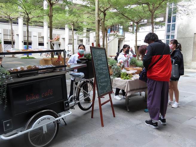 长庚科大学生进行微创餐车试验。（青年署提供／林志成台北传真）