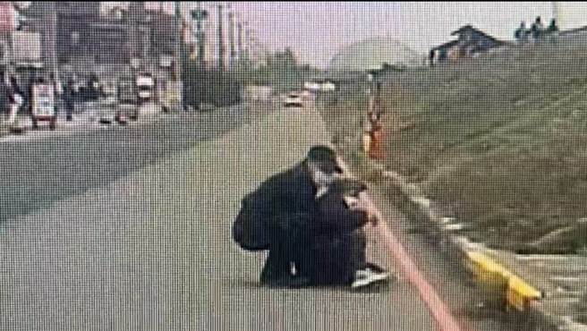 清水警分局高美派出所长林士钦见老妇人被强风吹倒，视民犹亲急忙向前扶起。(警方提供／陈世宗台中传真)