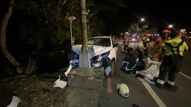 新北市贡寮区基福公路上，27日凌晨发生一起青少年租车出游自撞意外，全车5人都受到轻重不一的伤势。（翻摄照片／张志康新北传真）