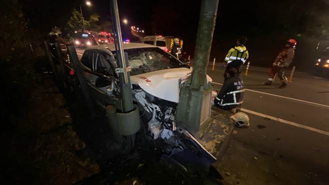 新北市贡寮区基福公路上，27日凌晨发生一起青少年租车出游自撞意外，全车5人都受到轻重不一的伤势。（翻摄照片／张志康新北传真）