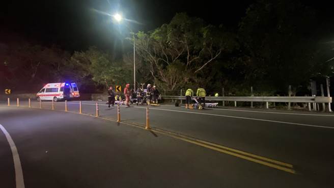 新北市贡寮区基福公路上，27日凌晨发生一起青少年租车出游自撞意外，全车5人都受到轻重不一的伤势。（翻摄照片／张志康新北传真）