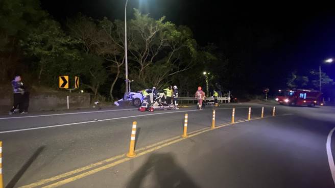 新北市贡寮区基福公路上，27日凌晨发生一起青少年租车出游自撞意外，全车5人都受到轻重不一的伤势。（翻摄照片／张志康新北传真）