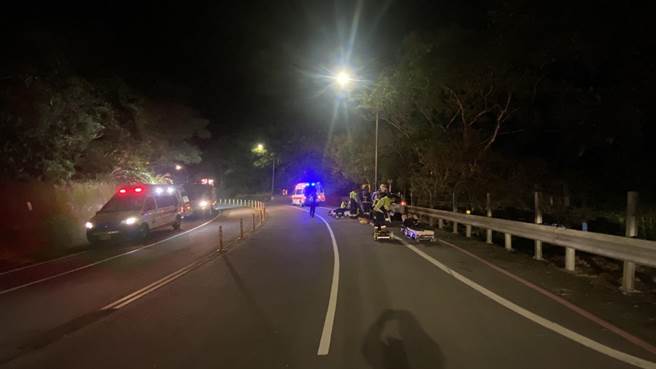 新北市贡寮区基福公路上，27日凌晨发生一起青少年租车出游自撞意外，全车5人都受到轻重不一的伤势。（翻摄照片／张志康新北传真）