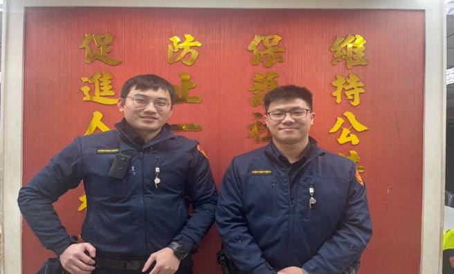 重庆北路派出所警员廖文豪(左)、叶承翰(右)积极协寻助团圆。（简铭柱翻摄）