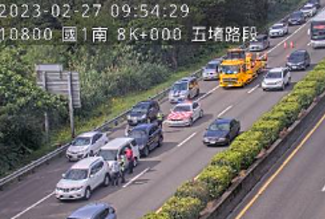 今天上午9时许，国道1号中山高北向8.1km发生3车追撞事故，由于是连假期间，这起事故也造成该路段车潮塞爆，车速只有20几，目前回堵2公里，警方已获报到场处理。 （简铭柱翻摄）