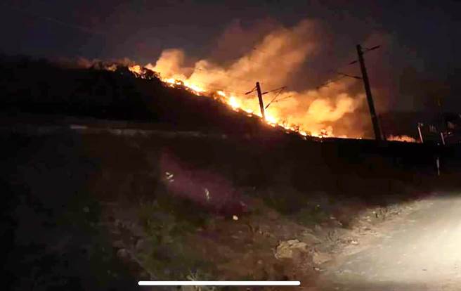 台中市海线连日发生多起公墓火警，让清水消防队员从白天打火到黑夜！(翻摄「台中消防-清水分队」脸书)