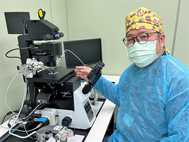 阮综合医院生殖医学中心主任李永全表示，「AI自动精虫分析仪」可助「少精症」（oligospermia）男性对症下药，一圆求子梦。（阮综合医院提供／袁庭尧高雄传真）