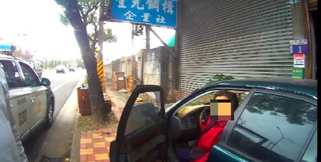 70岁陈姓老妇人，日前驾驶车辆停在人行道上，一脸迷茫坐在车内疑似迷途，热心民眾见状报警求助。(警方提供)