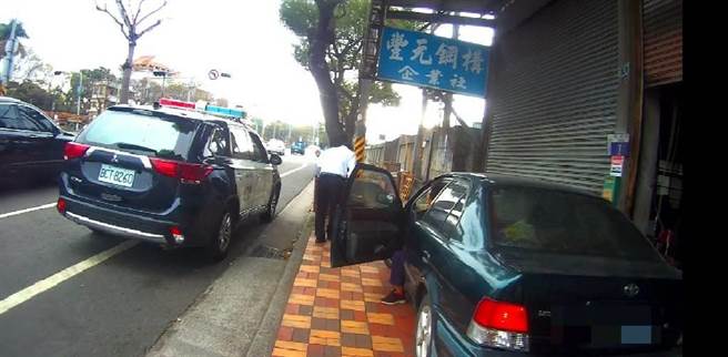 70岁陈姓老妇人，日前驾驶车辆停在人行道上，一脸迷茫坐在车内疑似迷途，热心民眾见状报警求助。(警方提供)