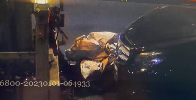 陈姓福斯车主及另名江姓宾士车主制造假车祸欲诈领超额险之保险理赔。（简铭柱翻摄）