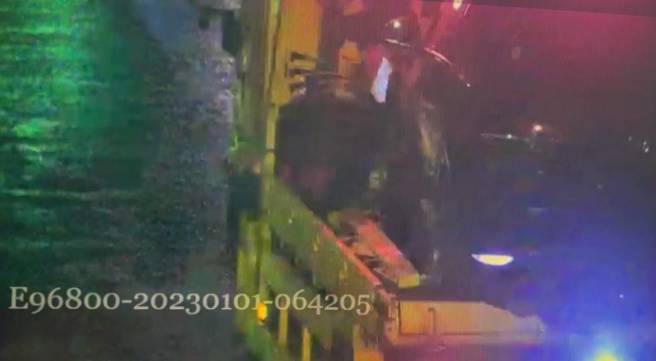 叶姓及高姓两名拖吊车司机，将2辆已无法正常行驶之车辆运送至野人谷并摆放佯装为车祸现场，两名拖吊车司机随即藏匿在500公尺外，俟陈姓及江姓车主完成车祸报案后，再由两名拖吊车司机将车辆拖回原出发地。（简铭柱翻摄）