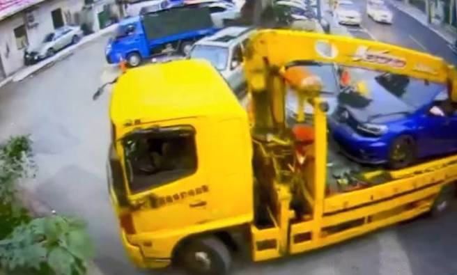 拖吊车司机将车辆拖回原出发地。（简铭柱翻摄）