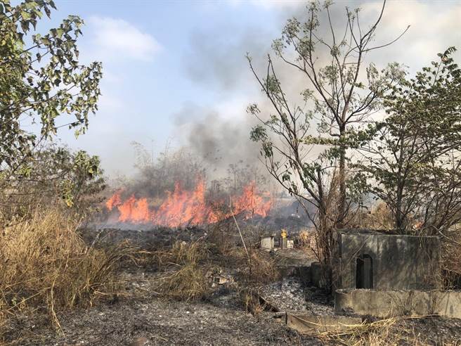 屏東公墓火警頻傳，讓消防員疲於奔命。(屏縣消防局提供)