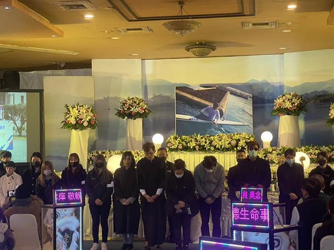 龙舟天菜陈俞安今天举办告别式，亲友悲痛不舍送他最后一程。(吕筱蝉摄)