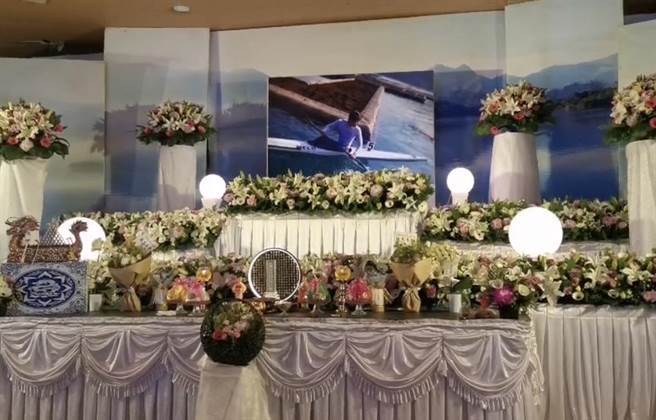 龙舟天菜陈俞安今天举办告别式，亲友悲痛不舍送他最后一程。(吕筱蝉摄)