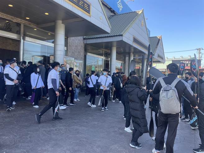 龙舟天菜陈俞安今天举办告别式，亲友悲痛不舍送他最后一程。(吕筱蝉摄)