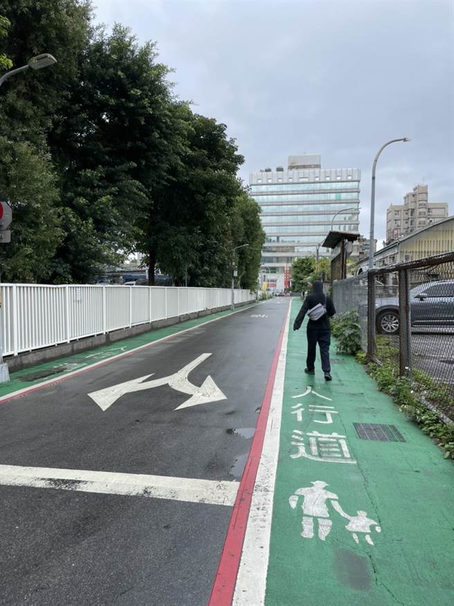 北市八德路巷道2侧都画标线型人行道，议员柳采葳轰为衝政绩浮滥设置。（柳采葳提供／杨亚璇台北传真）