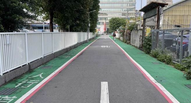 北市八德路巷道2侧都画标线型人行道，议员柳采葳轰为衝政绩浮滥设置。（柳采葳提供／杨亚璇台北传真）