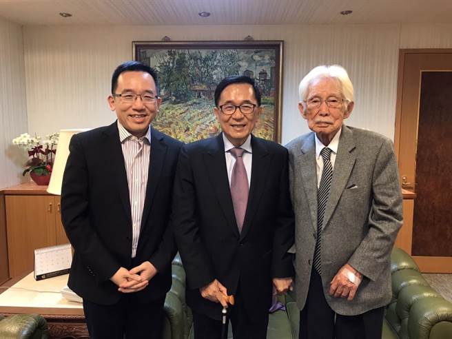 高市议员陈致中今在脸书哀悼辜宽敏，并PO出3张陈致中、陈水扁父子在2020年3月探望辜宽敏时的照片。（陈致中提供）