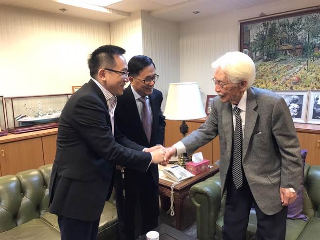 高市议员陈致中今在脸书哀悼辜宽敏，并PO出3张陈致中、陈水扁父子在2020年3月探望辜宽敏时的照片。（陈致中提供）