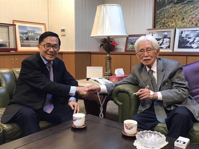 高市议员陈致中今在脸书哀悼辜宽敏，并PO出3张陈致中、陈水扁父子在2020年3月探望辜宽敏时的照片。（陈致中提供）