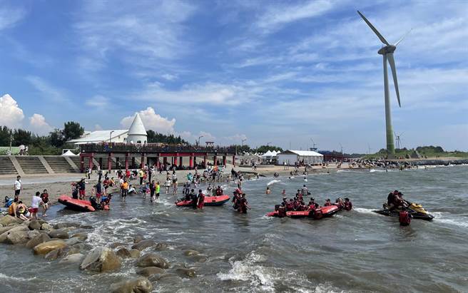 大安滨海乐园3月起开放戏水、衝浪，中市府派驻退役蛙兵救生员巡护。（台中市政府提供）