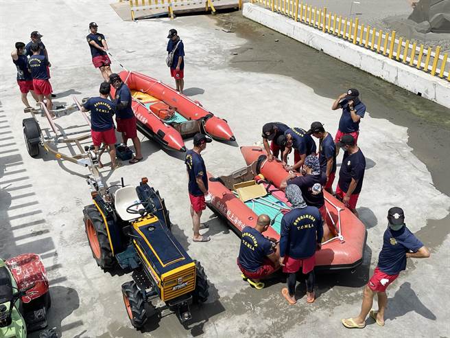 大安滨海乐园3月起开放戏水、衝浪，中市府派驻退役蛙兵救生员巡护。（台中市政府提供）
