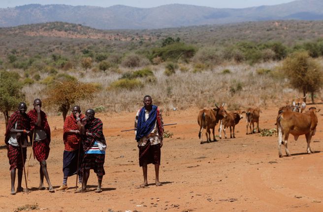 在酋长肯纳亚（Chief Kanaya）带领下于「工作地点」尚吉巴（Zanzibar）半自治群岛上，一间充满热带岛屿风格的快餐店「Kimte Restaurant Jambiani」初次享用汉堡与薯条。(资料照/路透社)