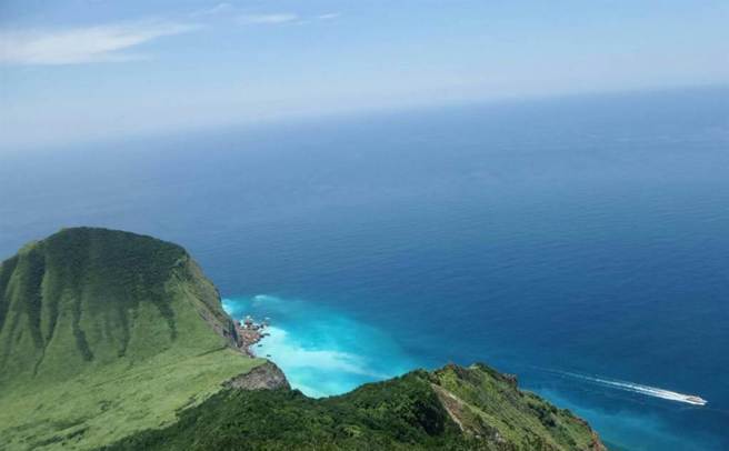 神秘的龟山岛成为游客喜爱打卡点之一。（东北角管理处提供／吴佩蓉宜兰传真）