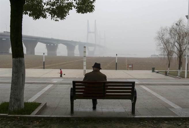 大陸招聘平台調查，逾6成低齡老人仍有就業意願，在高齡化社會下，老年就業將成新常態。（中新社）