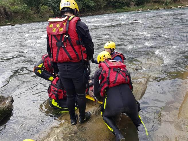 新北市瑞芳区中午发现有人在基隆河中，经警消紧急救援，已确定回天乏术。（新北市消防局提供／张志康新北报导）