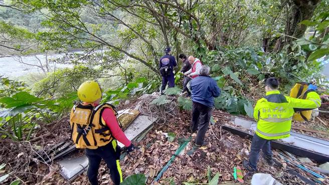 新北市瑞芳区中午发现有人在基隆河中，经警消紧急救援，已确定回天乏术。（新北市消防局提供／张志康新北报导）
