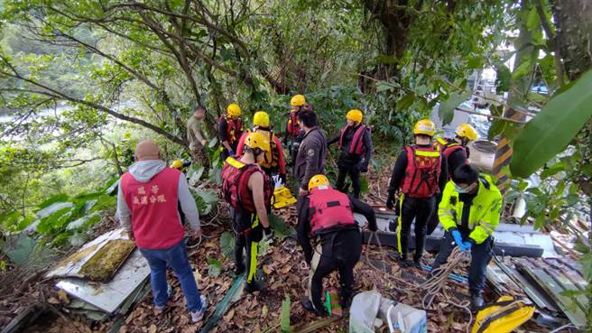 新北市瑞芳区中午发现有人在基隆河中，经警消紧急救援，已确定回天乏术。（新北市消防局提供／张志康新北报导）