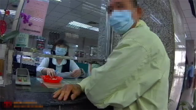 台中市67岁吴姓男子日前误信灵骨塔诈骗集团，对方称回协助赴邮局转帐，险些匯出10几万元老本。（中市警二分局提供／潘虹恩台中传真）