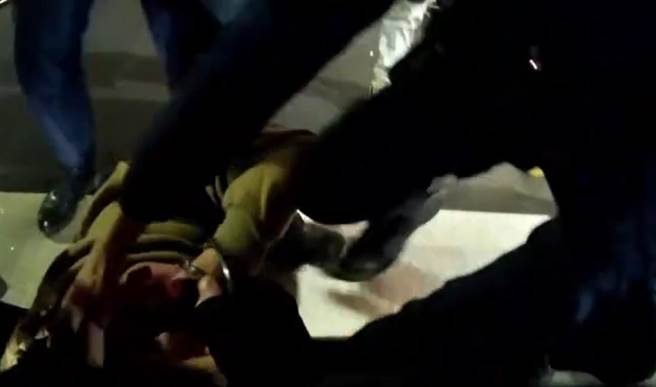 员警到场将罗男压制上铐。（民眾提供／李京升苗栗传真）