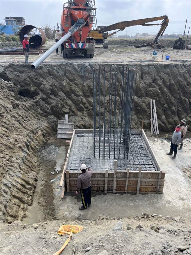 云林县口湖乡太阳能光电升压站引争议，民眾质疑光电公司未依承诺停工。（民眾提供／张朝欣云林传真）