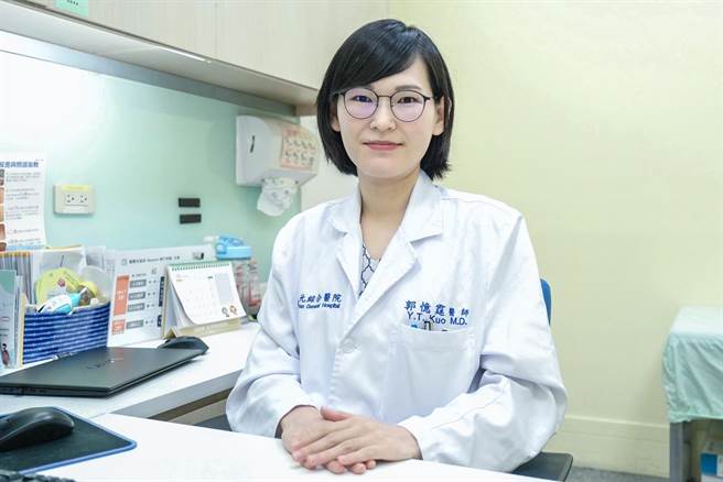 口罩影响婴幼儿语言发展？竹北市东元综合医院儿童神经内科医师郭忆霆建议家长以「3T原则」，帮助孩子学习语言更完整。（东元医院提供／罗浚滨新竹传真）