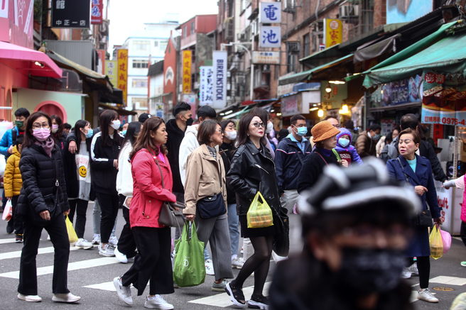 相隔307天本土跌破万例 今增7577确诊 44人病殁。（图／示意图，记者邓博仁摄影）