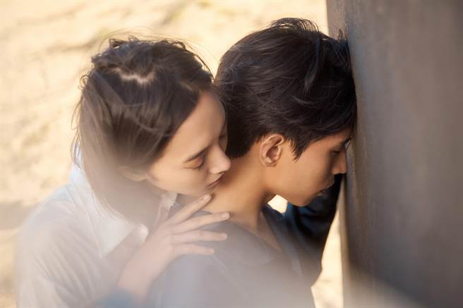 柏霖（右）邀请韩寧助阵拍摄MV。（索尼音乐提供）