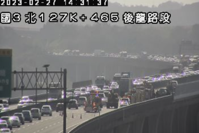 国道三号南下后龙路段27日下午发生火烧车，目前南下全线封闭。（翻摄高公局）