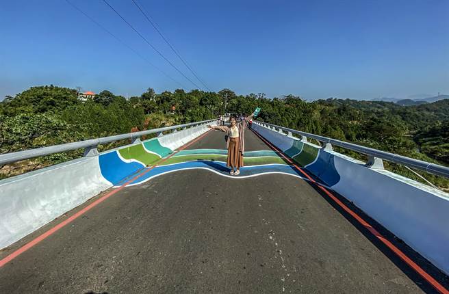 峨眉十二寮大桥无法会车，并鑑定是危桥，拓宽改建将投入400万办先期作业。（罗浚滨摄）