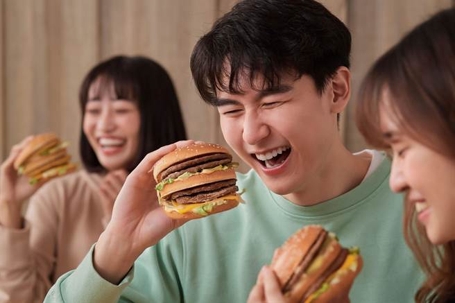 麦当劳现正主打肉量加倍「无敌大麦克」，想成为聚会焦点不妨试试挑战张嘴极限，单点115元、劲脆套餐193元。（麦当劳提供）