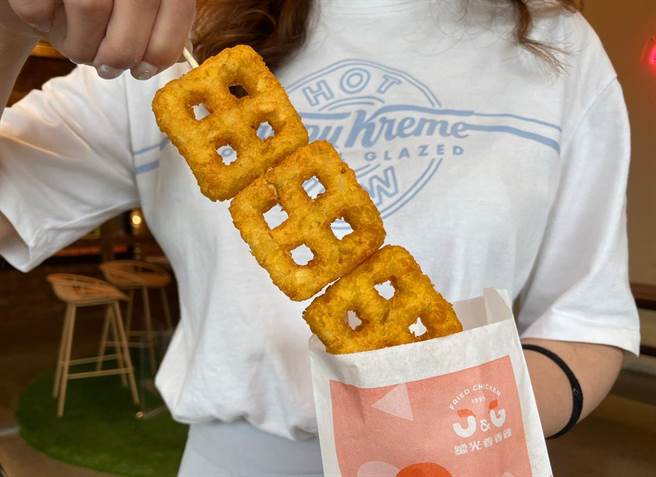 买继光香香鸡指定套餐，店家招待人气炸物包含田字薯饼等。（继光香香鸡提供）