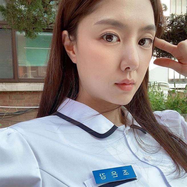 徐智慧上传自己扮演高中生的自拍照。（摘自IG）