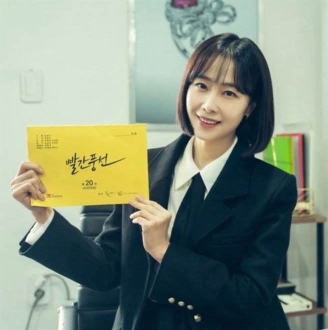 洪洙贤则上传与第20集的剧本合照。（摘自IG）