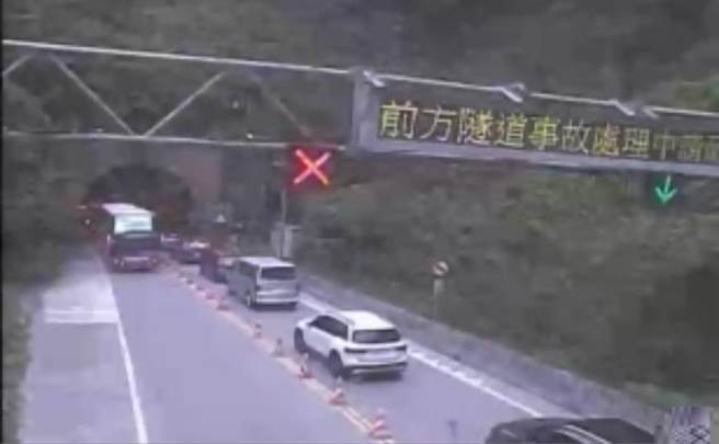 苏花路廊今午后陆续涌现北上车潮，沿线匯德隧道内下午1时55许，发生5车追撞事故，双向交通受阻，北上车龙一度绵延6公里至崇德地区，不过目前已排除状况恢復通行。（摘自公路总局即时路况）