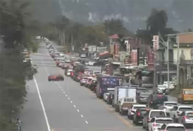 苏花路廊今午后陆续涌现北上车潮，沿线匯德隧道内下午1时55许，发生5车追撞事故，双向交通受阻，北上车龙一度绵延6公里至崇德地区，不过目前已排除状况恢復通行。（摘自公路总局即时路况）