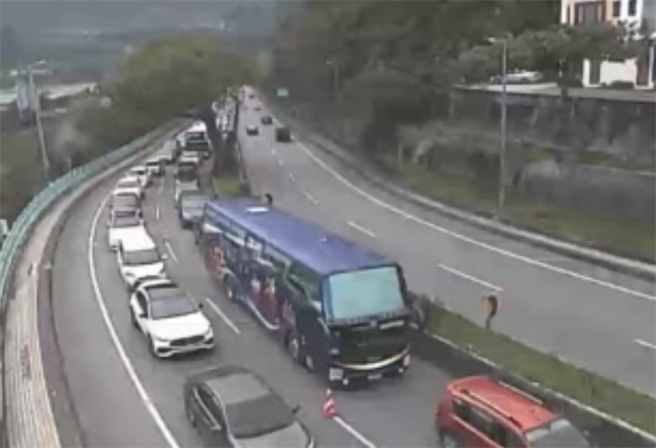 苏花路廊今午后陆续涌现北上车潮，沿线匯德隧道内下午1时55许，发生5车追撞事故，双向交通受阻，北上车龙一度绵延6公里至崇德地区，不过目前已排除状况恢復通行。（摘自公路总局即时路况）